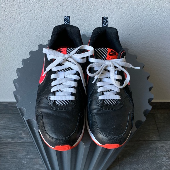 $65🔥Nike black & pink shoes 7Y or 40 - Picture 3 of 6